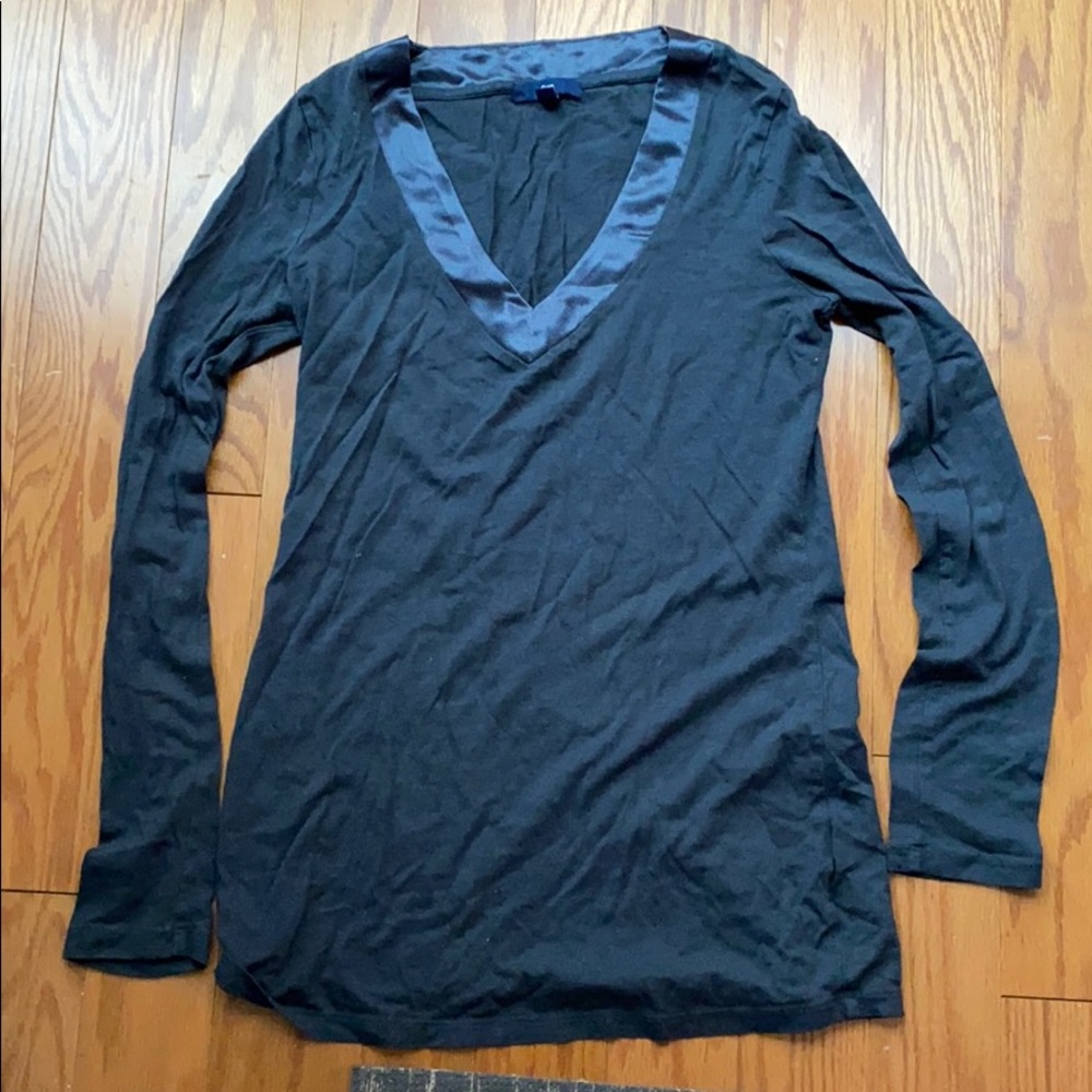 Gap women’s gray long sleeve tee with satin v-neck
